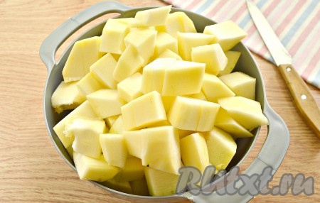 Нарезаем 1 килограмм очищенных кабачков на кусочки такого размера, чтобы их было удобно пропускать через мясорубку.