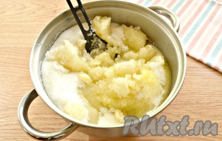 Засыпаем в получившуюся кабачковую массу сахар, хорошо перемешиваем и оставляем на 1 час.