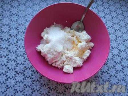 В творог добавить соль, сырые яйца и сахар.