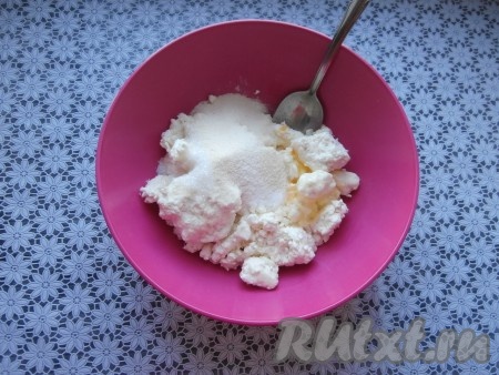 Всыпать манную крупу и ванилин, перемешать очень хорошо творожную массу с помощью ложки. Дать массе постоять минут 10, чтобы манка немного набухла.