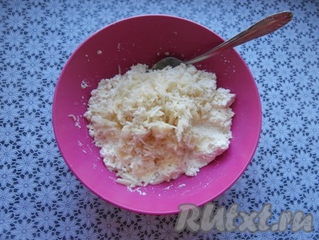 Затем добавить очищенные от кожуры и семян яблоки, натёртые на средней (или крупной) тёрке.