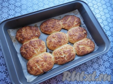 Запекать сырники с яблоками в разогретой до 180-190 градусов духовке около 25-35 минут (до румяности).