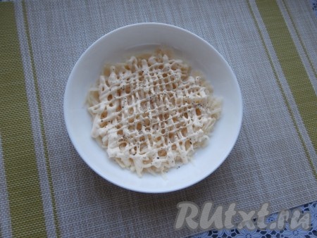 Картофель немного посолить и поперчить, нанести сеточку из майонеза.