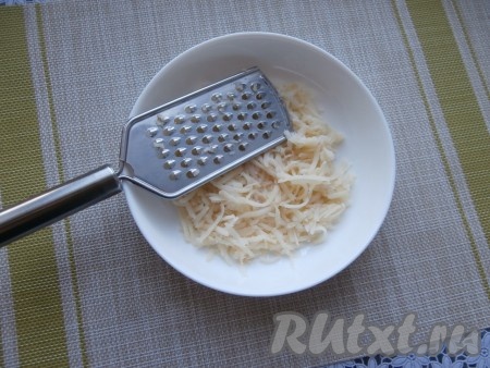 Картофель, морковь, свеклу тщательно вымыть, отварить в кожуре (с момента закипания воды на варку картошки и моркови потребуется минут 25-30, свекла будет готова минут через 50-60, готовые корнеплоды будут легко прокалываться вилкой). Отварить яйца (после закипания воды варить минут 8-10). Яйца и варёные овощи остудить и очистить. Зелёный лук мелко нарезать. Картофель натереть на средней тёрке. Выложить половину натёртой картошки первым слоем в салатник.