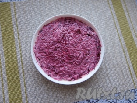 Далее идёт слой натёртой свеклы, который, по желанию, посолить, а затем смазать майонезом.