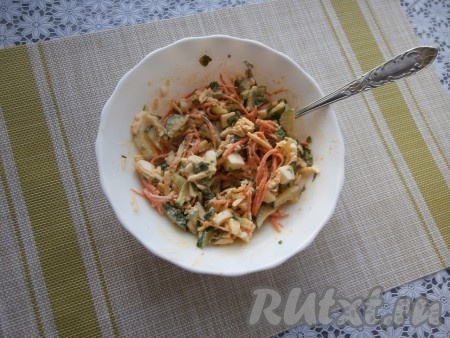 Хорошо перемешать все составляющие салата между собой.