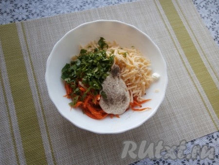 Добавить майонез и нарезанную петрушку, салат поперчить и, если необходимо, посолить.