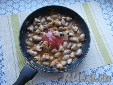 Перемешать и обжаривать на среднем огне до изменения цвета сердечек, иногда перемешивая. Затем добавить соевый и томатный соус. Сердечки снова перемешать и тушить, накрыв сковороду крышкой, минут 35-40 (до готовности сердечек) на слабом огне. У меня жидкости было достаточно, если её будет мало - влейте в сковороду немного воды.