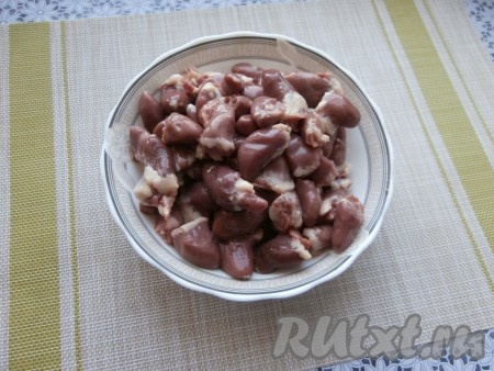 Куриные сердечки вымыть, дать стечь воде.