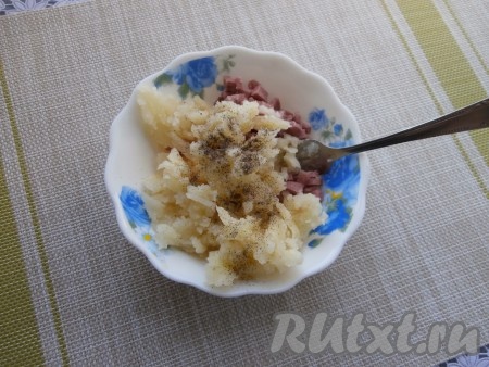 Мякоть, которую мы вынули из картошки, размять вилкой и добавить к сыру с колбасой, посолить и поперчить, перемешать.