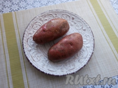 Смазать клубни растительным маслом, поместить их на тарелку, в которой можно готовить в СВЧ. В тарелку с картошкой влить 1 столовую ложку воды.
