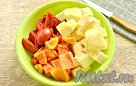 Нарезаем помидоры, болгарские перцы и 400 грамм кабачков на небольшие кусочки (размер кусочков должен быть таким, чтобы их удобно было пропускать через мясорубку).