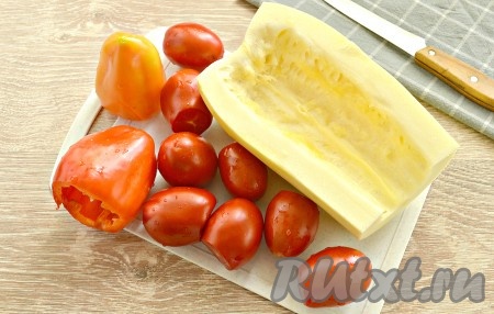 Кабачок очищаем от кожуры и семян. Промываем помидоры, срезаем место, в котором росла плодоножка. Из болгарских перцев удаляем семена с плодоножками, ополаскиваем.