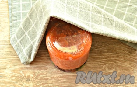 Банки с аджикой ставим на крышки (то есть переворачиваем вверх дном), хорошо укутываем в одеяло (или в плед) и оставляем до полного остывания (я оставляю на сутки).