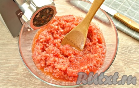 Нарезанные овощи прокручиваем через мясорубку.