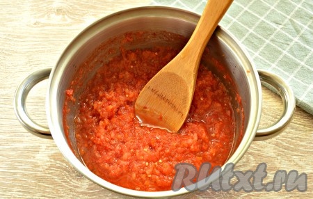 Получившуюся массу перекладываем в кастрюлю, затем ставим на средний огонь, а после закипания, убавив огонь, томим 30-35 минут, периодически перемешивая, чтобы овощи не прилипли ко дну кастрюли.