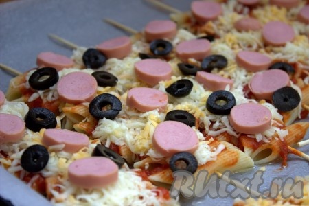 Далее, по желанию, можно положить нарезанные оливки.