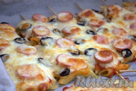 Запекать макароны на шпажках в заранее разогретой до 180 градусов духовке 10-15 минут (до золотистой, аппетитной корочки).