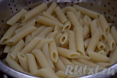 В кастрюлю подходящего размера влить воду, слегка присолить, поставить на огонь. Когда вода закипит, засыпать макароны, убавить огонь, хорошо перемешать. Варить макароны до готовности в течение времени, указанного на упаковке (в среднем макароны варятся 7-8 минут). Готовые макароны откинуть на дуршлаг, обдать холодной водой и дать воде стечь.