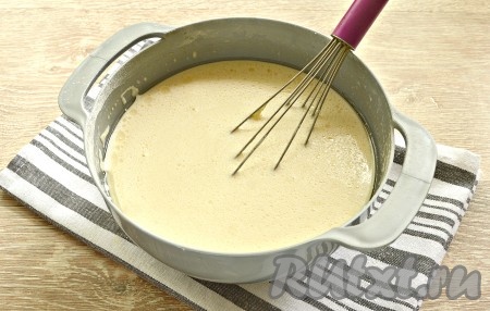 Ещё раз хорошо смешиваем ингредиенты. Блинное тесто оставляем постоять при комнатной температуре минут 15. Миску накрываем крышкой. Тесто для тонких бархатных блинчиков должно получиться жидким, приятной структуры.