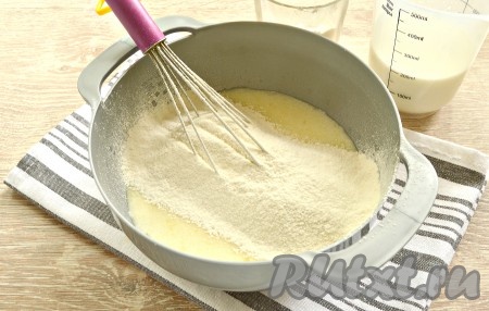 В эту смесь просеиваем в 2-3 захода пшеничную муку, каждый раз хорошо перемешивая венчиком блинное тесто.