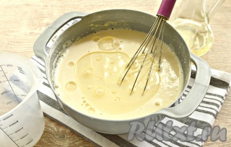 Далее вливаем в тесто тонкой струйкой стакан кипятка, постоянно перемешивая, затем добавляем растительное масло. Растительное масло добавляется для того, чтобы блинчики не прилипали к сковороде во время выпечки.