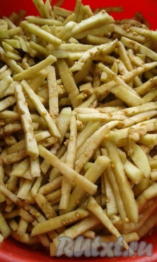 Баклажаны промываем, очищаем от кожицы и нарезаем тонкой соломкой. К нарезанным баклажанам вбиваем 3 яйца и перемешиваем. Даём настояться 40-50 минут, не забываем периодически перемешивать.