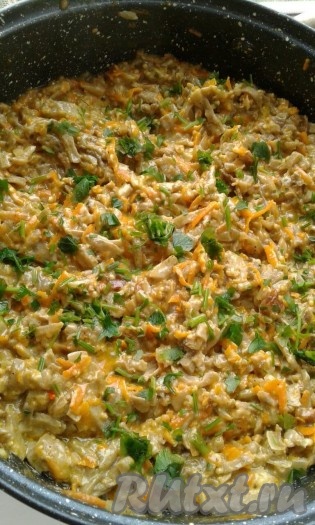 В конце выдавливаем через пресс чеснок, солим баклажаны по вкусу, добавляем грибную приправу и майонез, хорошо перемешиваем, тушим ещё минут 5, снимаем с огня, украшаем нарезанной зеленью.