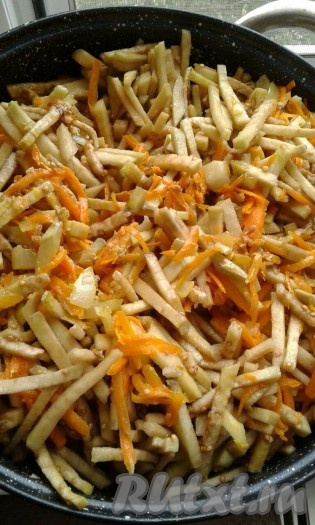 Затем добавляем кусочки баклажанов, перемешиваем и тушим минут 15 на небольшом огне (до готовности), не забывая помешивать периодически, чтобы блюдо не пригорело.