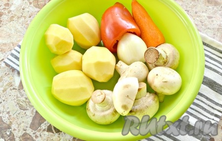 Очищаем лук, картофель и морковку, из болгарского перца удаляем семечки, ополаскиваем овощи. Свежие шампиньоны очищаем от загрязнений, промываем.