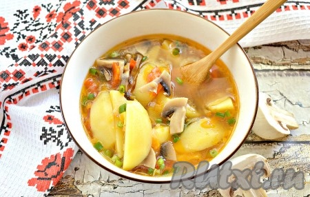 Вкусный, сытный, аппетитный постный суп с шампиньонами и картофелем разливаем по тарелкам, подаём к столу с мягким хлебом.