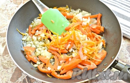 Морковку, перец и лук выкладываем на сковороду, уже разогретую с растительным маслом, и обжариваем 5-7 минут, периодически перемешивая, на среднем огне.