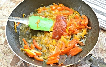 Затем добавляем в сковороду с овощами томатную пасту и 4-5 столовых ложек бульона из кастрюли, перемешиваем и тушим на среднем огне минут 5.