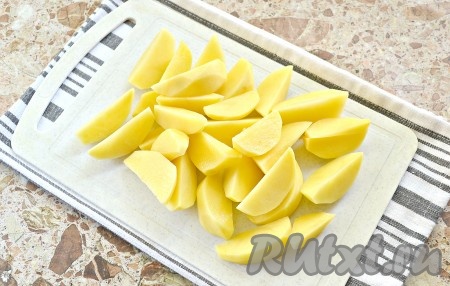 Нарезаем картофель небольшими ломтиками. В кастрюлю наливаем, примерно, 1,7 литра воды, ставим на сильный огонь, а после закипания выкладываем нарезанные картошины и доводим до кипения.