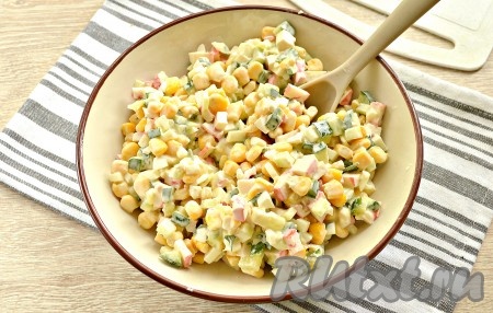 Пробуем салат из крабового мяса на вкус. Если вам не хватает соли, то подсолите. Я соль не использовала.