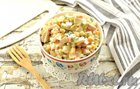 Очень вкусный, яркий салат, приготовленный из крабового мяса с огурцом и кукурузой, можно сразу подавать к столу.