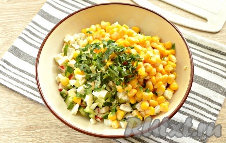 Мелко нарезаем листочки петрушки (если нет петрушки, то подойдёт укроп), добавляем его в миску.