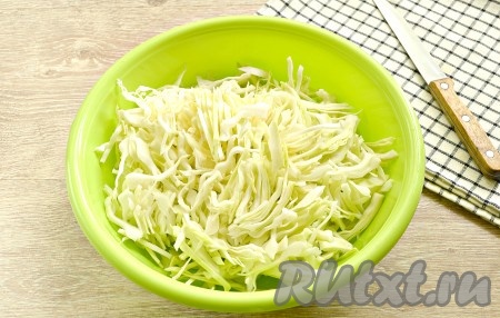 Тонко нарезаем капусту.