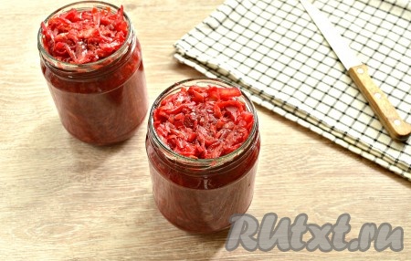 Раскладываем заправку для борща в простерилизованные банки.