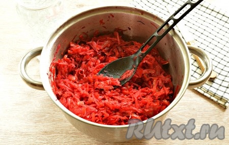 Минут через 10-15 овощи пустят сок и осядут, в течение этого времени не забывайте периодически перемешивать содержимое кастрюли. Как только масса начнёт закипать, убавляем огонь и тушим овощи 25 минут, периодически перемешивая. В конце тушения вливаем уксус, перемешиваем и снимаем кастрюлю с огня.