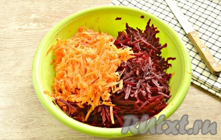 Морковь и свеклу натираем на крупной тёрке.