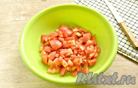 С помидоров срезаем место, где росла плодоножка, а затем нарезаем их на небольшие кусочки.