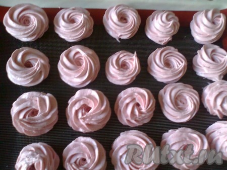 Сразу, пока масса ещё тёплая, перекладываем её в кондитерский мешок с насадкой 1М (можно выложить и в файл, кулёк от сметаны, кефира, обрезав кончик) и отсаживаем зефиринки на противень, застеленный кондитерским ковриком (или пергаментной бумагой).