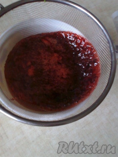 Затем горячую массу с агаром процедить через сито.