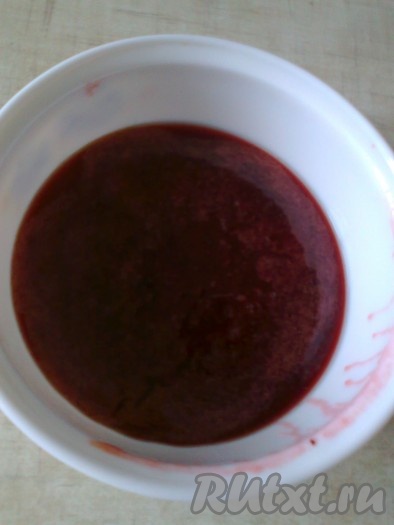 Затем горячую массу с агаром процедить через сито.