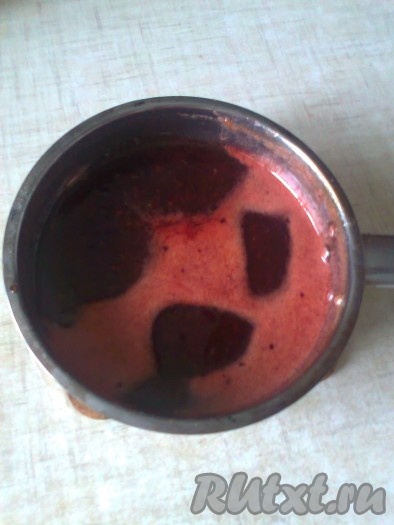 Содержимое кастрюли нагреть, помешивая, до кипения (свойства агара проявляются при его нагревании) и варить, не накрывая крышкой, до тех пор, пока сироп не начнёт густеть (5-7 минут) на среднем огне (до температуры 105-106 градусов). 