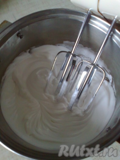 Как только масса с агаром начнёт кипеть, начинайте в отдельной ёмкости взбивать белки. Сначала надо взбить белки миксером с пакетиком ванильного сахара до образования пены, затем постепенно в 4-5 приёмов нужно добавить 50 грамм сахара и взбивать до устойчивых пиков (ориентировочно 3-5 минут). При переворачивании посуды белки не должны выпадать из неё.