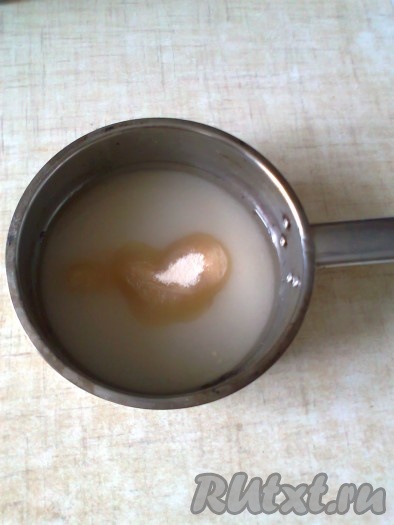 В сотейник (или в кастрюлю) налить 80 мл воды, всыпать 270 грамм сахара, добавить агар-агар, перемешать. 