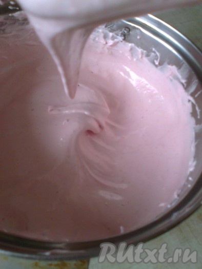 После того как будет добавлен весь сироп, продолжать взбивать до получения плотной массы, которая будет хорошо держать форму (в зависимости от мощности миксера на это потребуется от 3 до 10 минут).