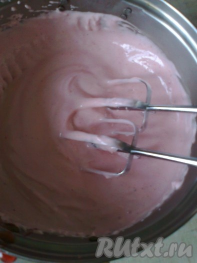 Процеженную горячую массу с агаром тонкой струйкой вливать по краю посуды с белками, во взбитые белки, продолжая взбивать массу миксером. Нельзя вливать сразу всю массу с агаром. Можно вливать по 1 столовой ложке.